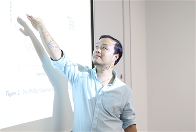 Tính bất định nội sinh, độ tập trung, và đường cong Phillips. Photo credited by FSPPM